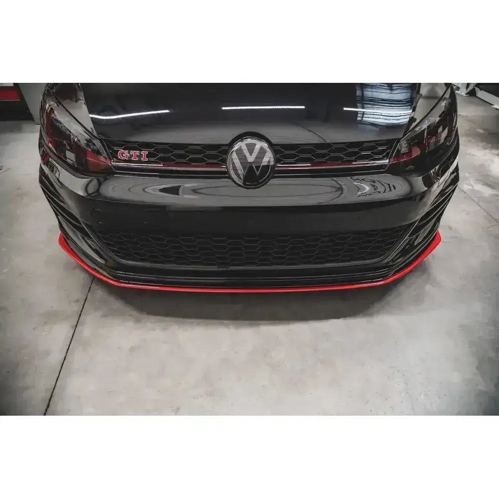 Front splitter på Vw Golf 7 GTI TCR med sort front, rød dekor og honningmønstret grill i garasje.