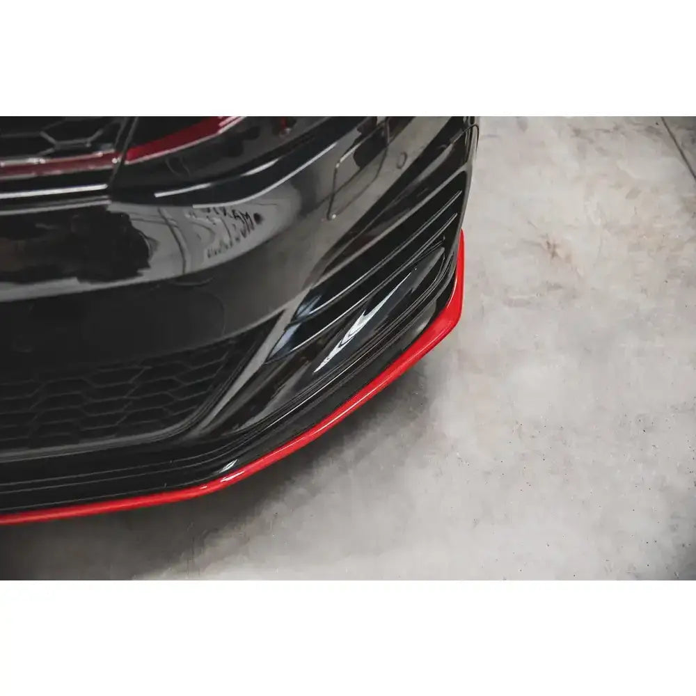 Front lip på VW Golf 7 GTI TCR med rød detalj og glanset sort overflate, nærbilde av hjørnet.