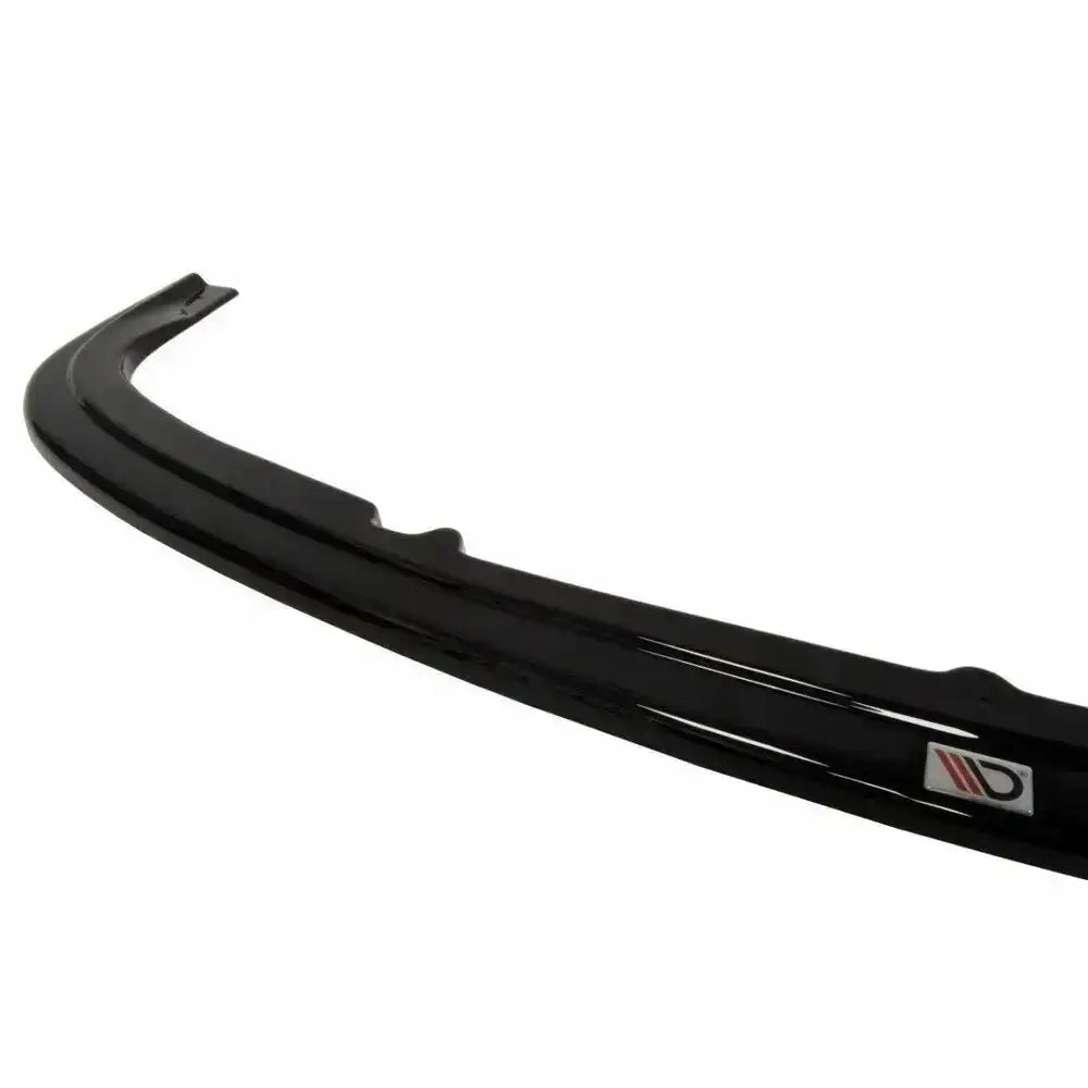 Frontspoiler til Vw Golf IV R32 i sort, blank plast med avrundet form og liten logo-etikett.