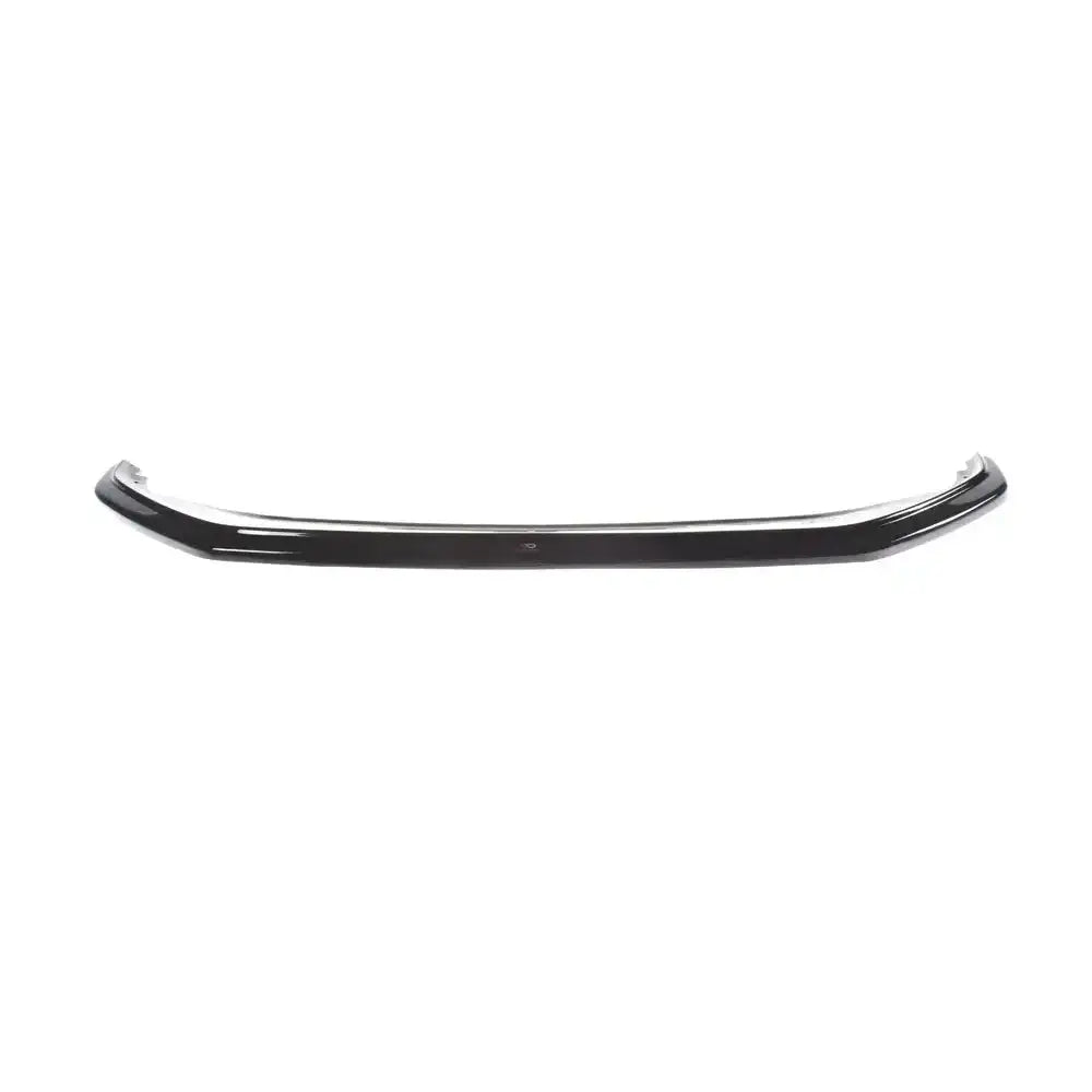 Frontspoiler til VW Golf Mk7 Facelift i sort, blank plast sett rett forfra mot hvit bakgrunn.