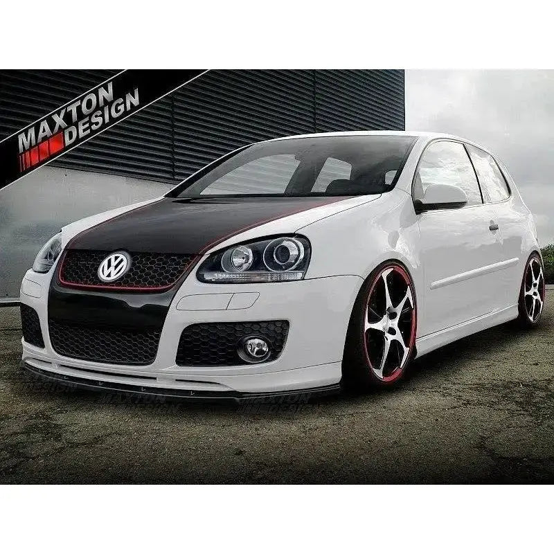 Frontleppe Vw Golf V Gti Votex på hvit bil med sportslige felger i urbant miljø.