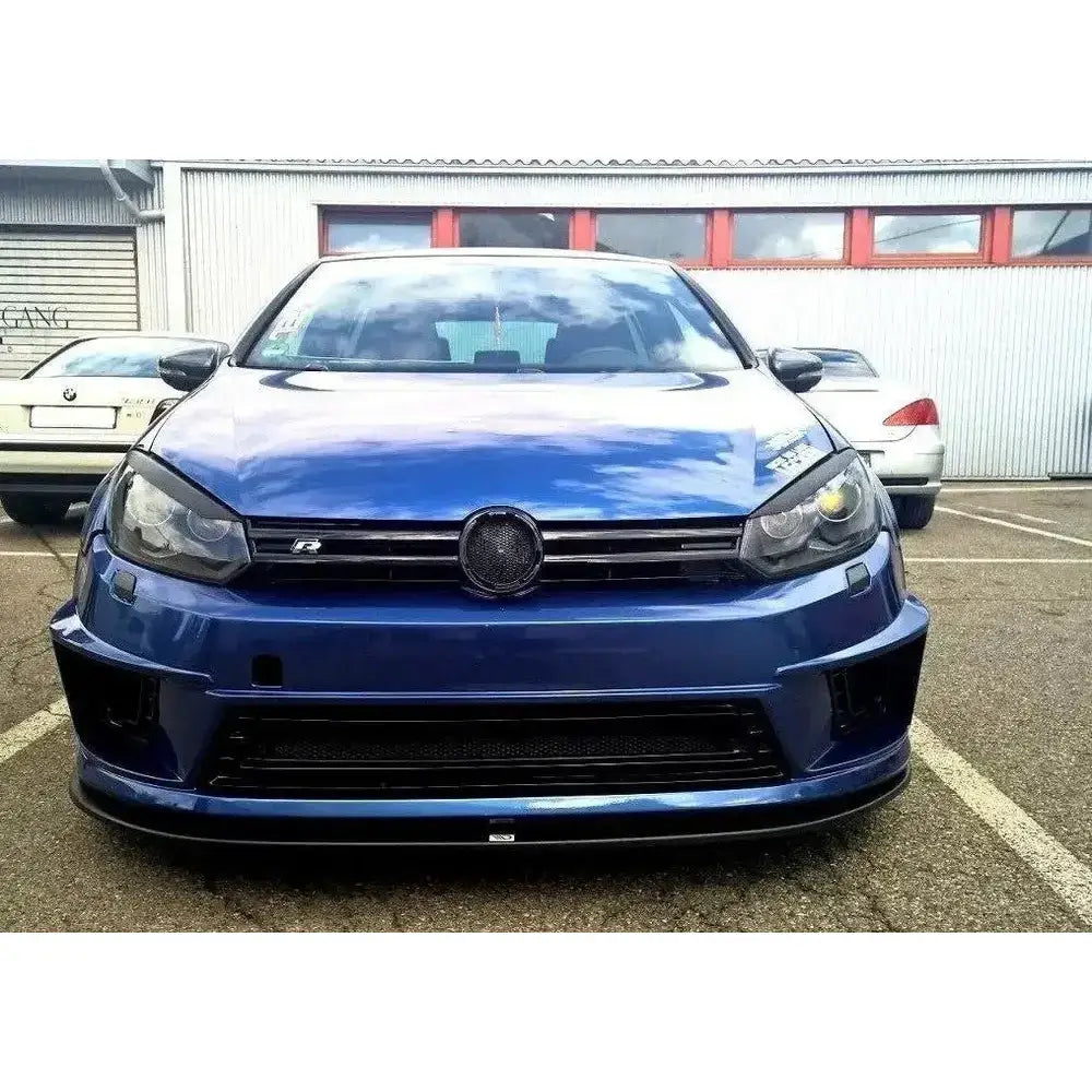 Frontleppe til VW Golf VI R400 bumper, blå bil med sorte detaljer og R-merke sett forfra.