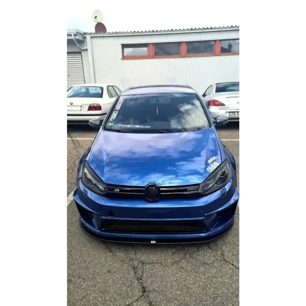 Frontspoiler på blå VW Golf VI med R400-bumper, sotede frontlykter og klistremerker på panseret.