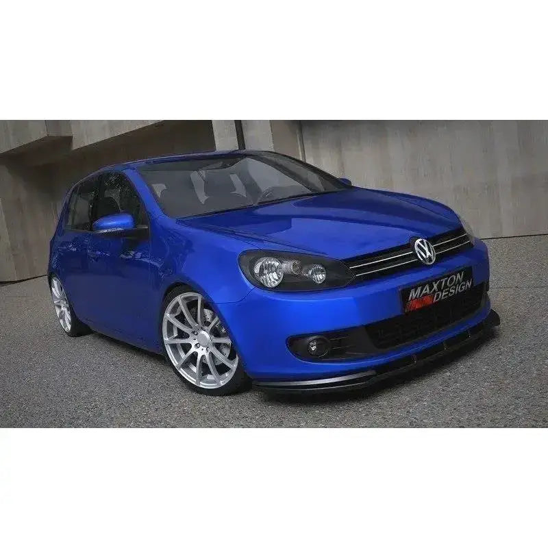 Frontleppe VW Golf VI med sportslig spoiler, lav profil og sølvfelger sett forfra med Maxton Design-skilt.