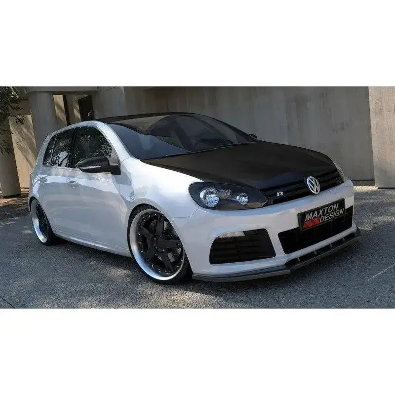 Frontleppe på hvit Vw Golf VI R med svart panser, senket understell og sorte felger sett forfra.