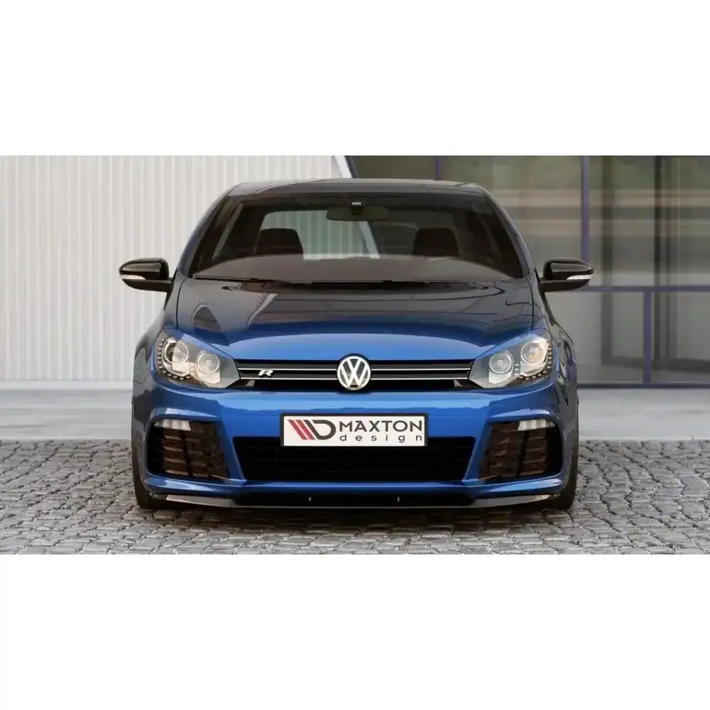 Front lip på Vw Golf VI R Cupra Look med markerte luftinntak og svart grill foran moderne bygning.