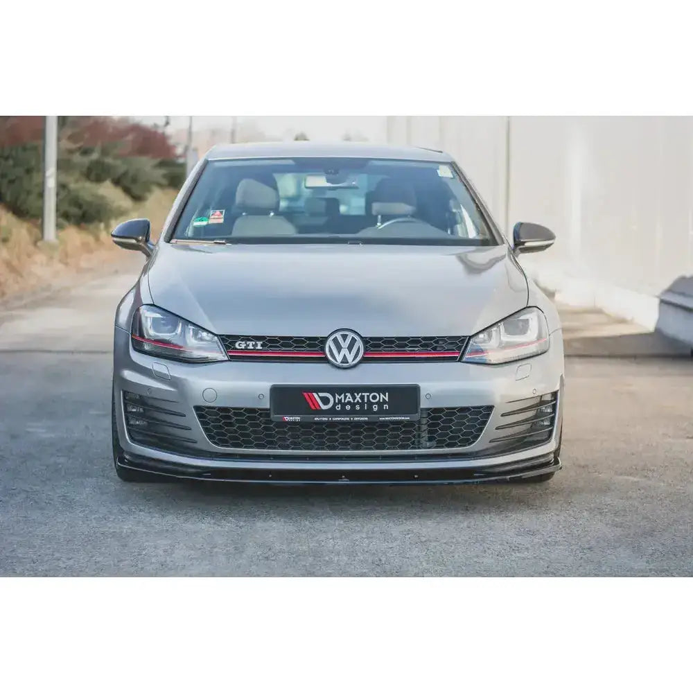 Front splitter montert på VW Golf VII GTI med sorte og røde detaljer i frontgrillen.