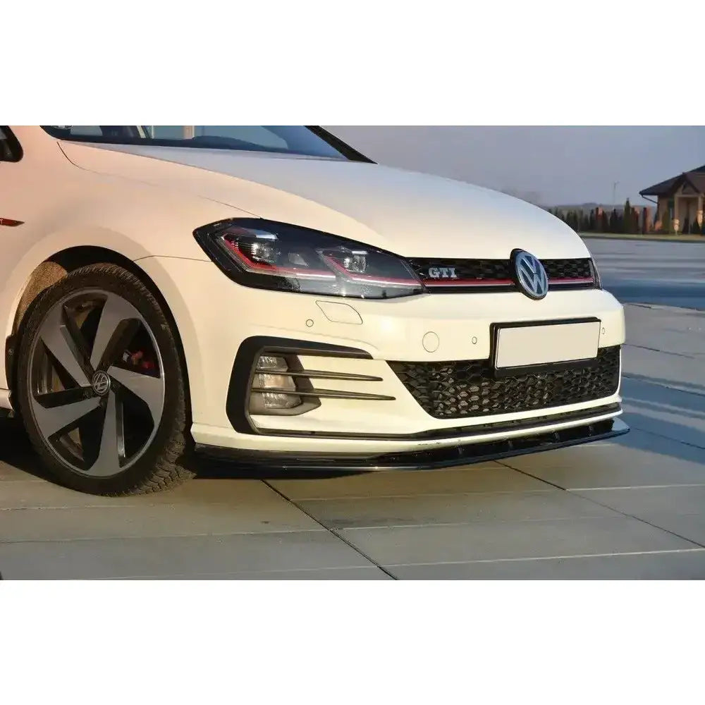 Frontspoiler til VW Golf VII GTI Facelift V.1, sort detalj på hvit bil med aluminiumsfelger.