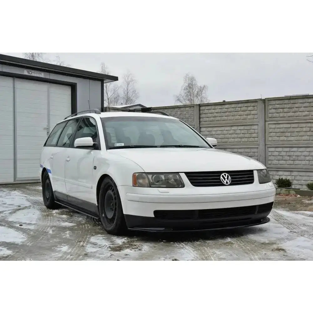 Frontsplitter på VW Passat B5 stasjonsvogn med sorte detaljer, sett skrått forfra utendørs.