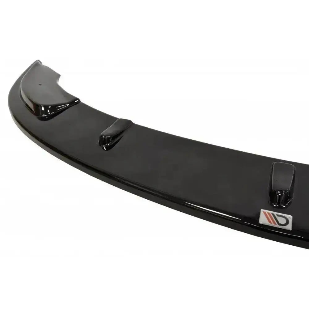 Front splitter til Vw Passat B5 i sort, glanset plast med tre hevede detaljer og synlig logo.