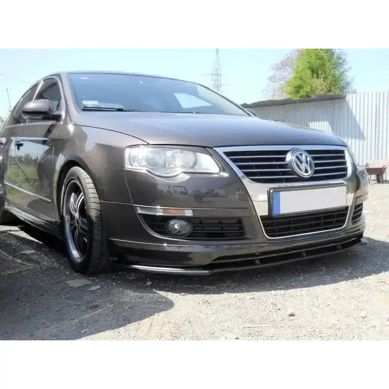 Frontleppe Vw Passat B6 Votex montert på mørk grå bil med sorte felger og kromdetaljer, parkert ute.