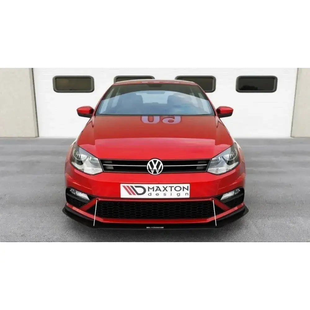 Frontsplitter til VW Polo Mk5 GTI Facelift, sort fra Maxton Design montert på rød bil frontvisning.