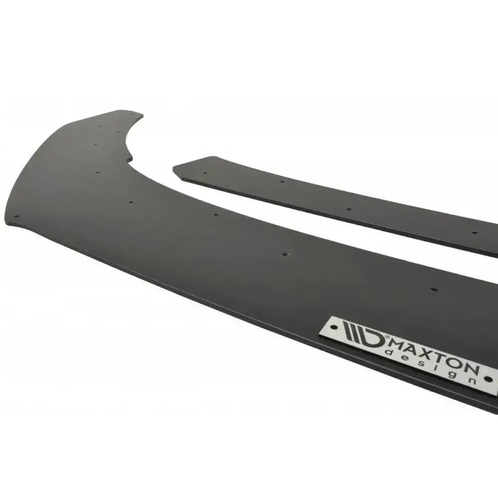 Front splitter til VW Polo Mk5 GTI Facelift i svart matt plast med Maxton Design-logo, sett fra skrå vinkel.