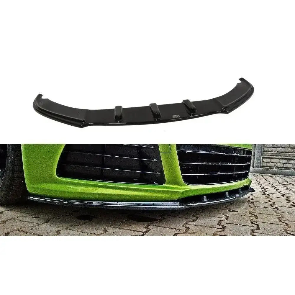 Frontleppe Vw Scirocco R i svart plast, vist alene og montert på grønn bilfanger fra skrå vinkel.