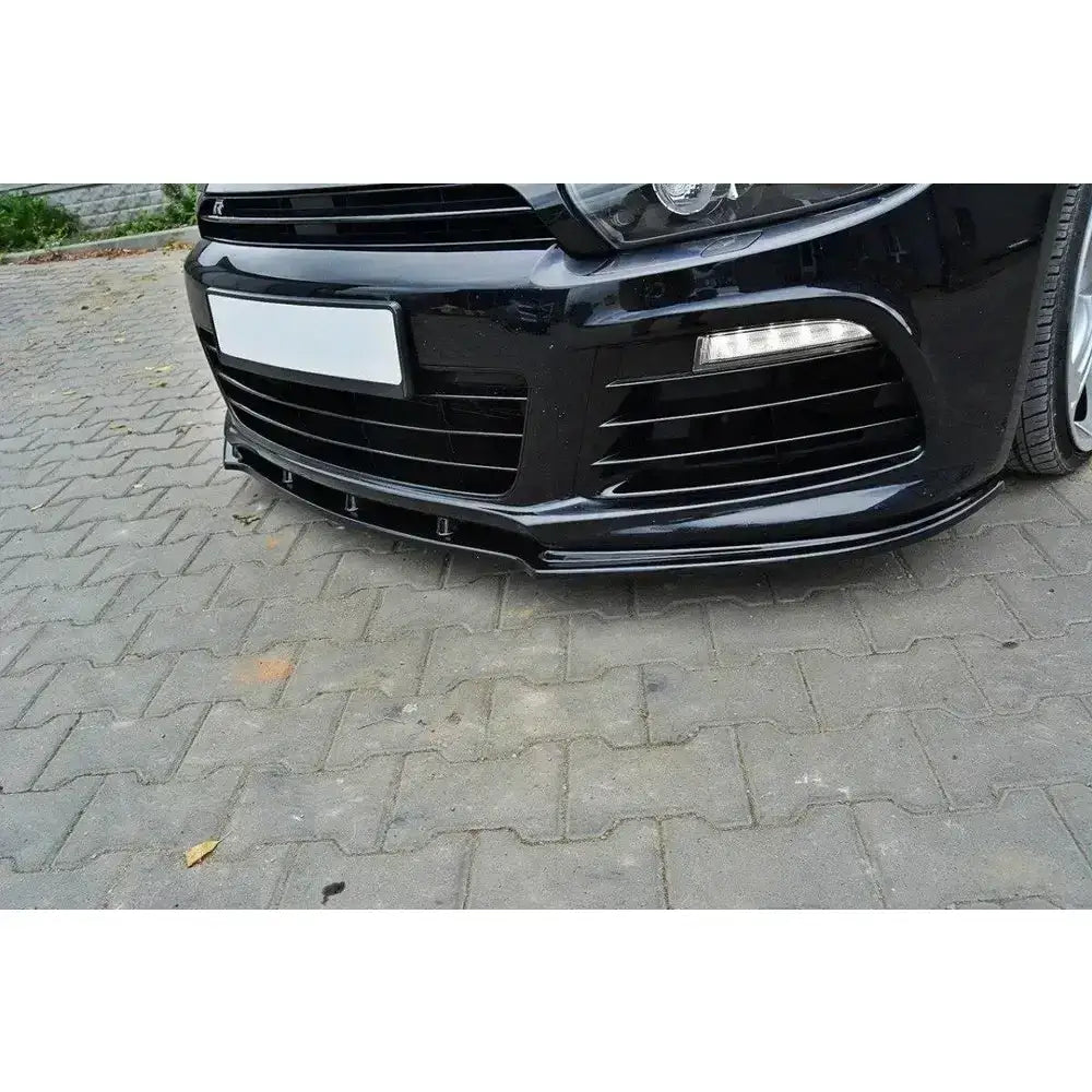 Front lip på VW Scirocco R, sort front med blank plastspoiler under støtfanger, grill og blinklys synlig.
