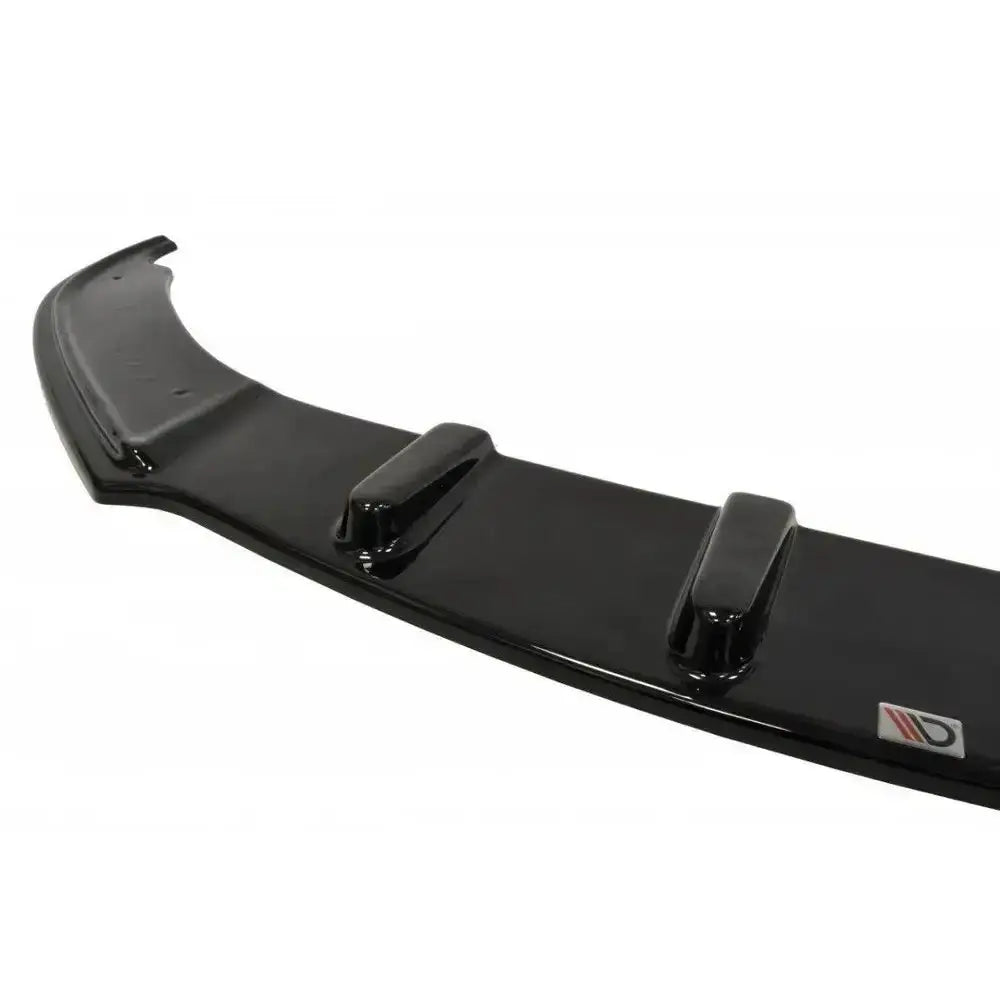 Frontsplitter til Vw Scirocco R i sort, glanset plast med tre opphøyde seksjoner, sett fra skrå vinkel.