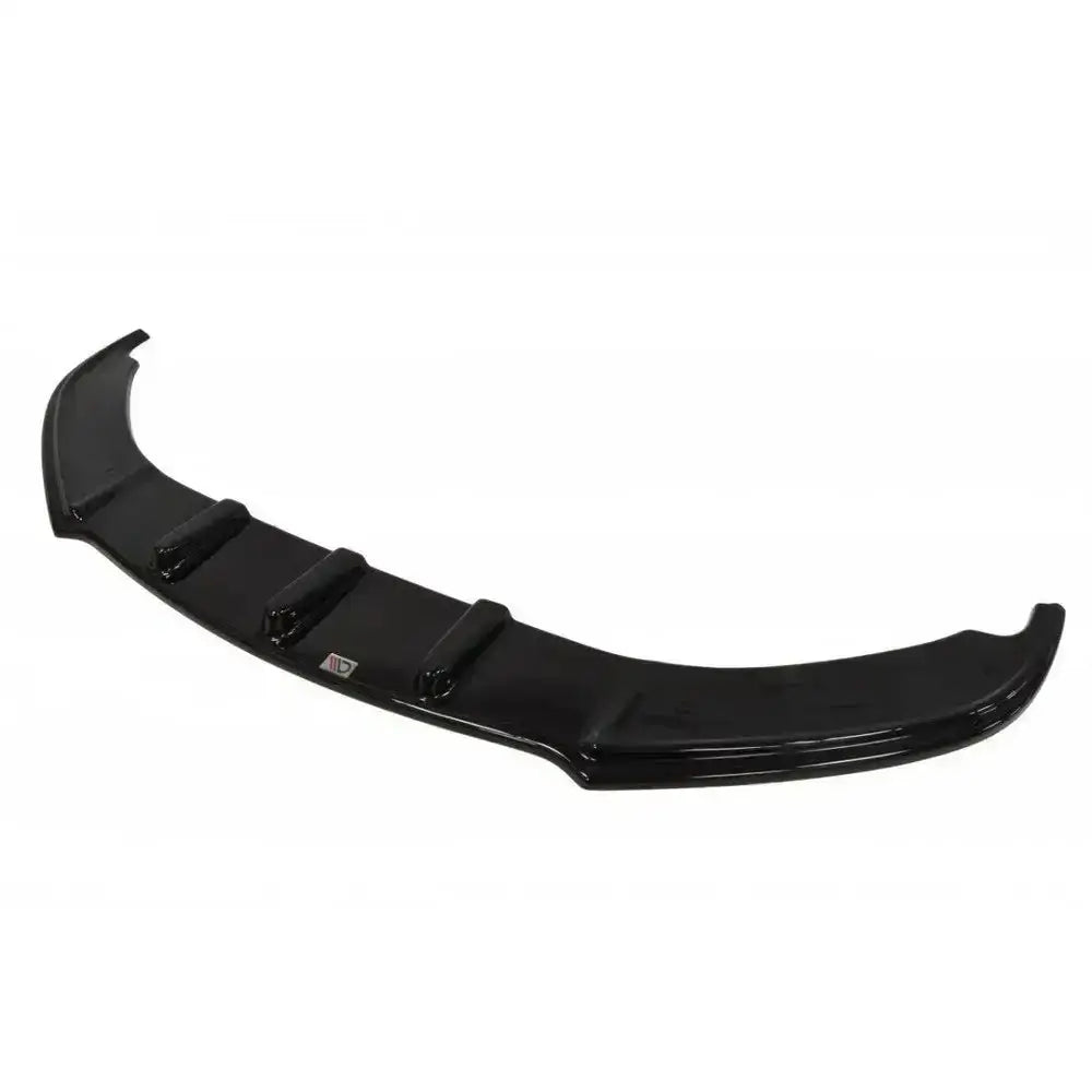 Front lip VW Scirocco R sort spoiler i blank plast med tre forsterkninger, sett fra skrå vinkel.