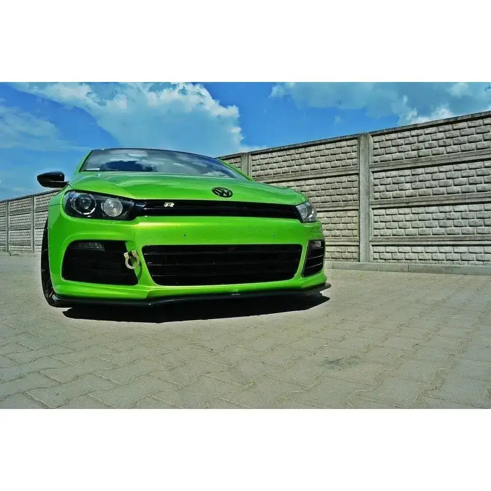 Frontspoiler på grønn VW Scirocco R Ver2 sett forfra med svarte detaljer og metallfarget slepekrok.