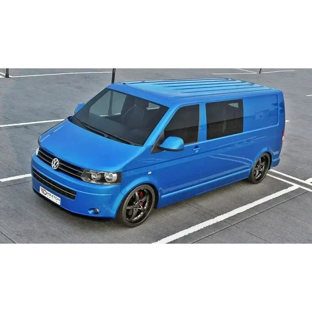 Frontspoiler på blå VW T5 Facelift Ver.2 sett skrått ovenfra med sorte felger og mørke vinduer.
