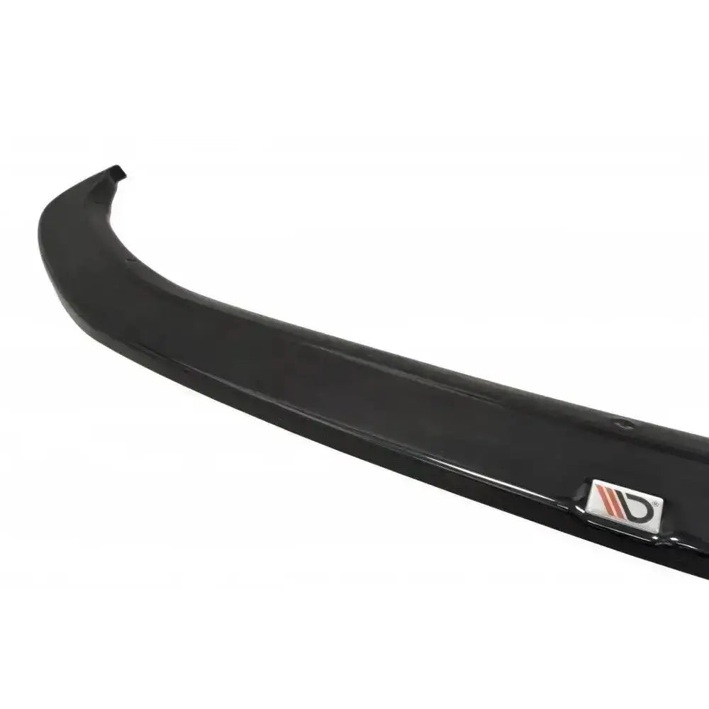 Front splitter til VW T5 Facelift Ver.2, sort blank plast, sett fra skrå vinkel med liten logo.