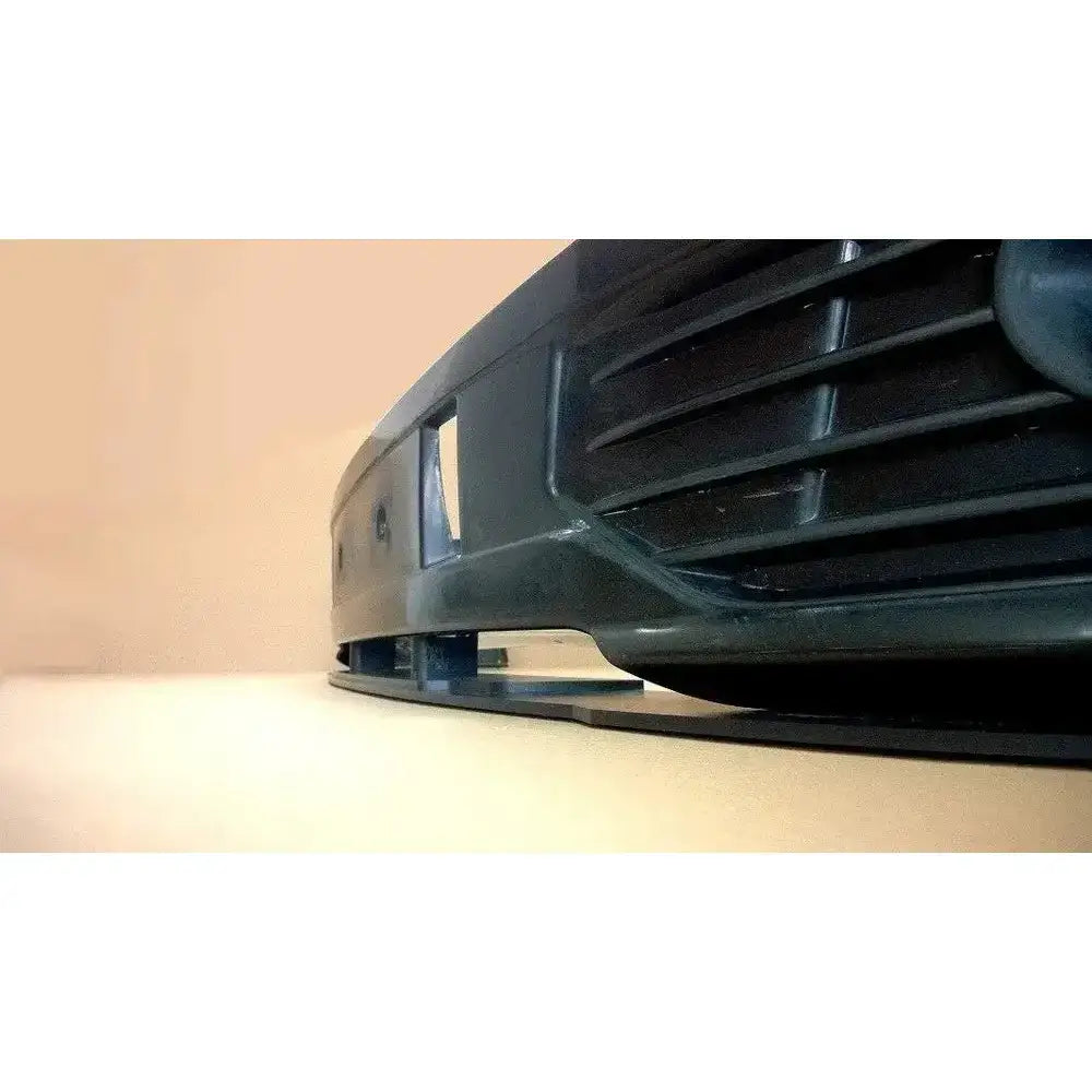 Frontleppe til VW T5 Sportline vist fra undersiden med horisontale luftinntak på lyst underlag.