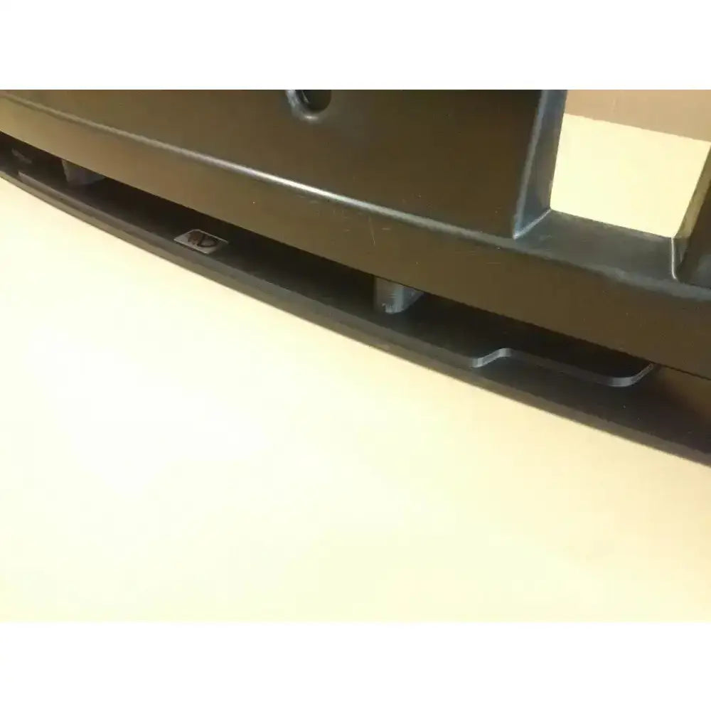Frontspoiler for Vw T5 Sportline i sort plast, nærbilde med synlige monteringspunkter og utskjæringer.