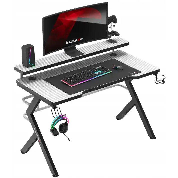Gamingbord Huzaro Hero 5.0 hvit, vinklet visning med skjermstativ, hodetelefonholder og koppestativ.