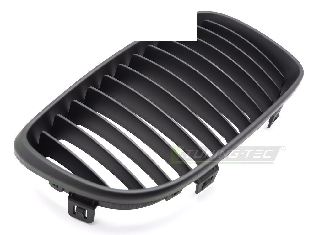 Nærbilde av matt svart grill for BMW 1-serie E82