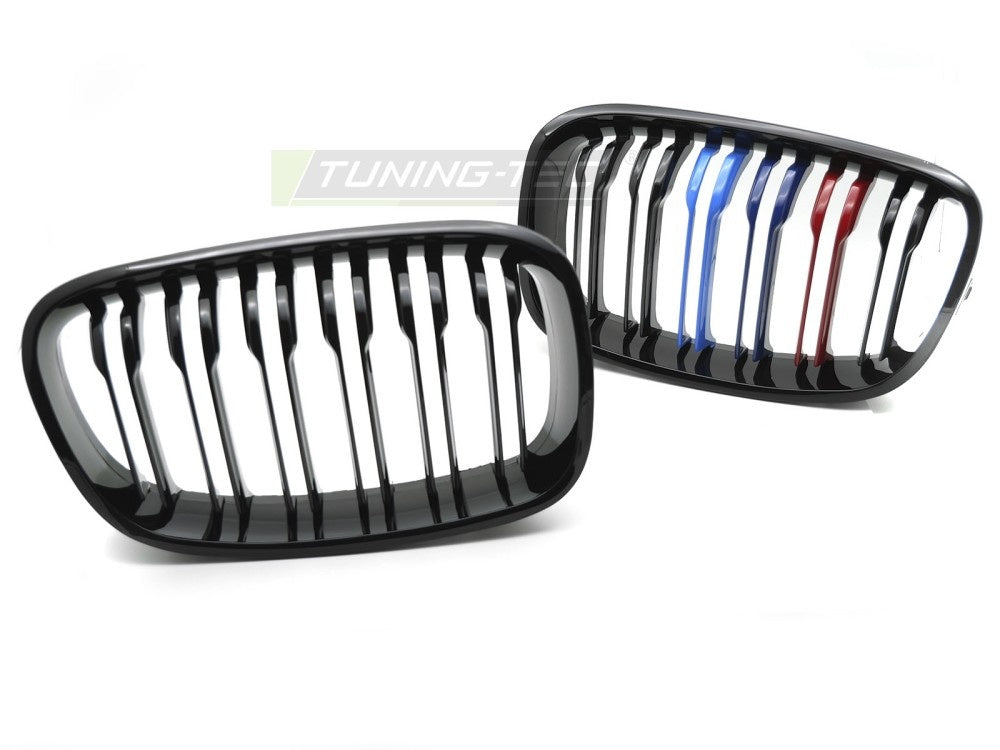 Nærbilde av tri-colour detaljer på svart frontgrill til BMW F20/F21 2011-2014