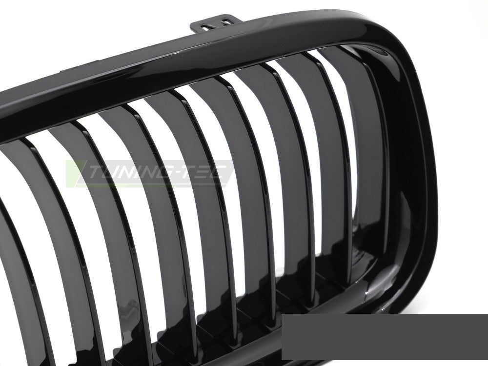 Svart grill til BMW E90/E91 LCI 2009–2011 sett fra siden
