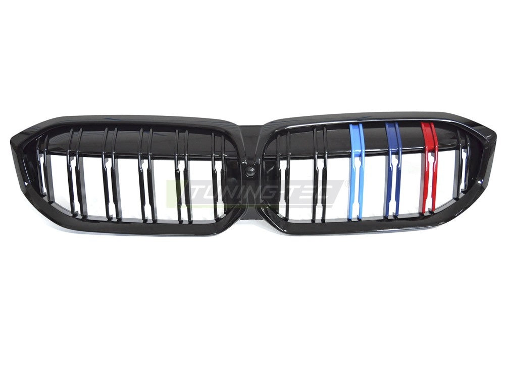 Nærbilde av tri-colour sportsgrill i glossy svart montert på BMW 3-serie G20 LCI