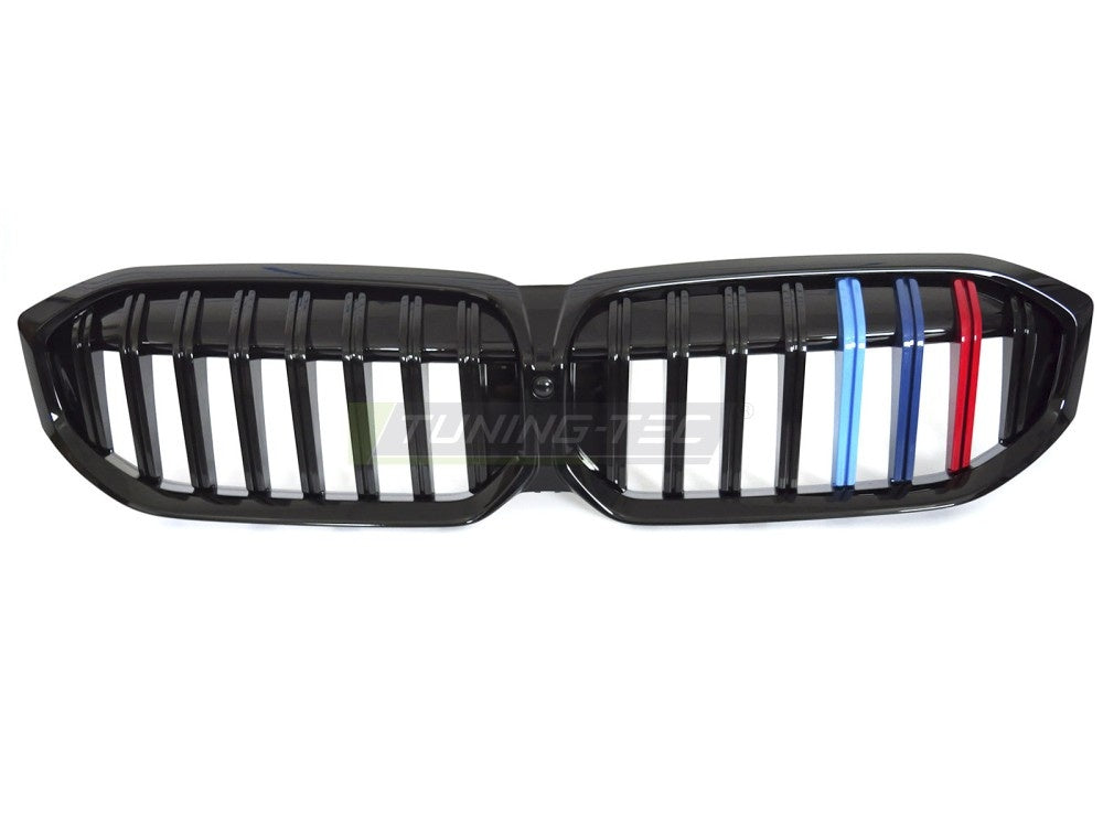 Nærbilde av tri-colour-detaljer på blank svart grill til BMW 3-serie G20/G21 LCI
