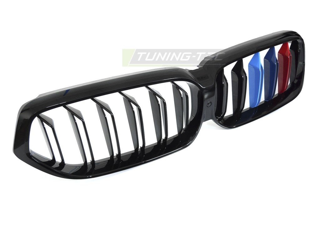 BMW G32 LCI double bar grill i blank svart finish med M-fargede striper nærbilde