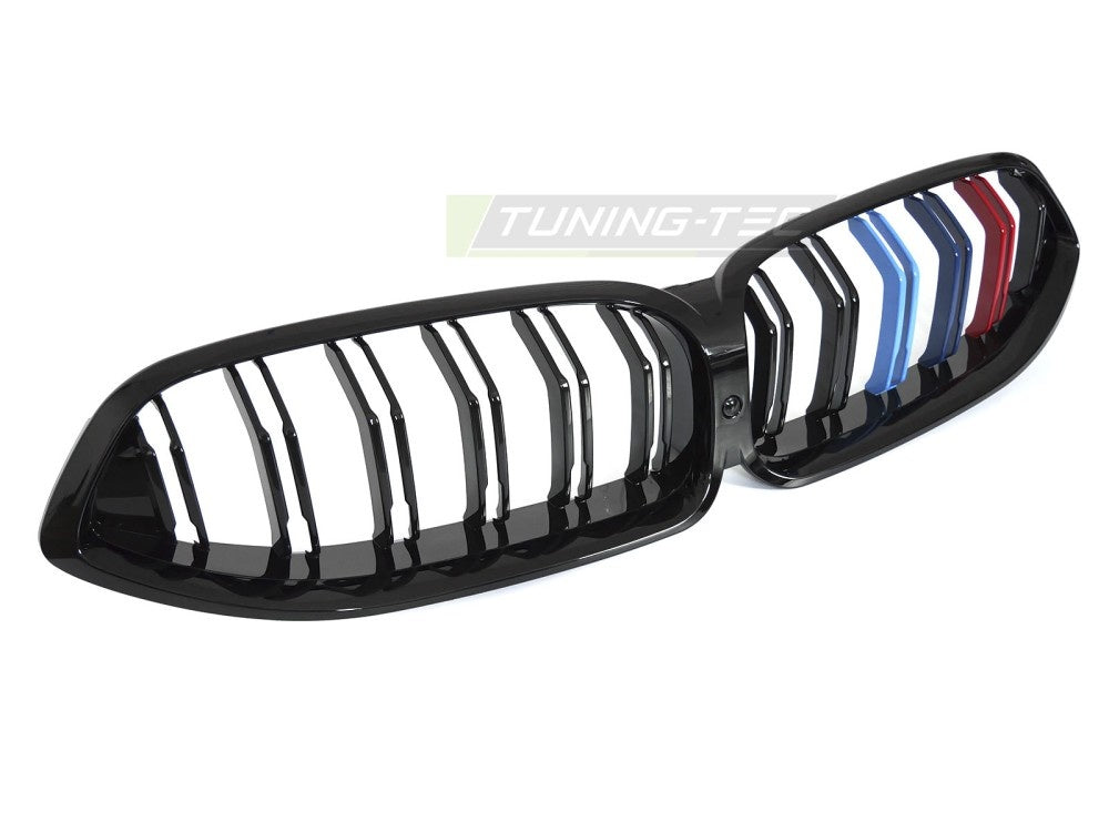 Nærbilde av glossy svart grill med tri-color dekor til BMW 8-Serie G15 Coupé 2018–2022