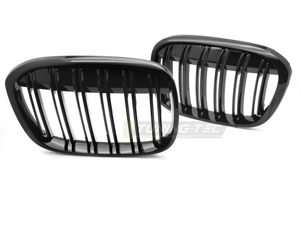 Nærbilde av glossy svart nyregrill med doble sprosser til BMW X1 F48
