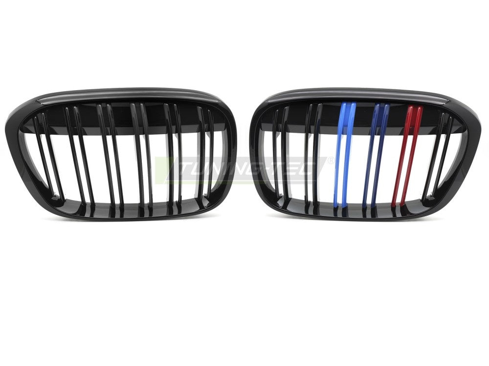 Nærbilde av glossy svart grill med tri-color M-striper for BMW X1 F48 2015–2020