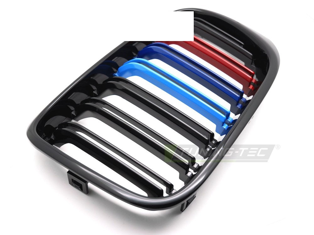 Nærbilde av tri-colour dekor på glossy svart grill til BMW X3 F25 2014–2017