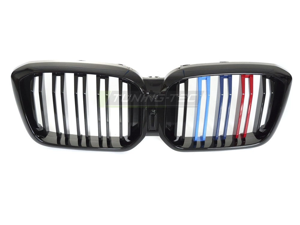 Nærbilde av tri-color striper på glossy svart nyregrill til BMW X3 G01 2018–2024