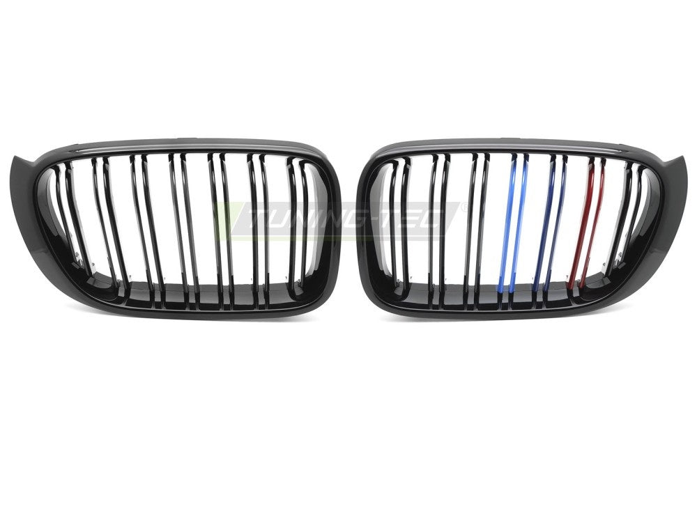 Nærbilde av tri-color M-dekor på glossy svart grill til BMW X4 F26 2014–2018