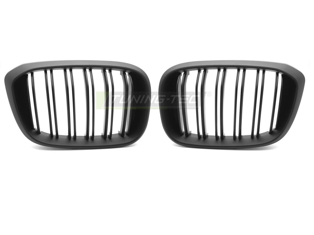 Matt svart sportsgrill montert på BMW X4 G02 med dobbel bar-design