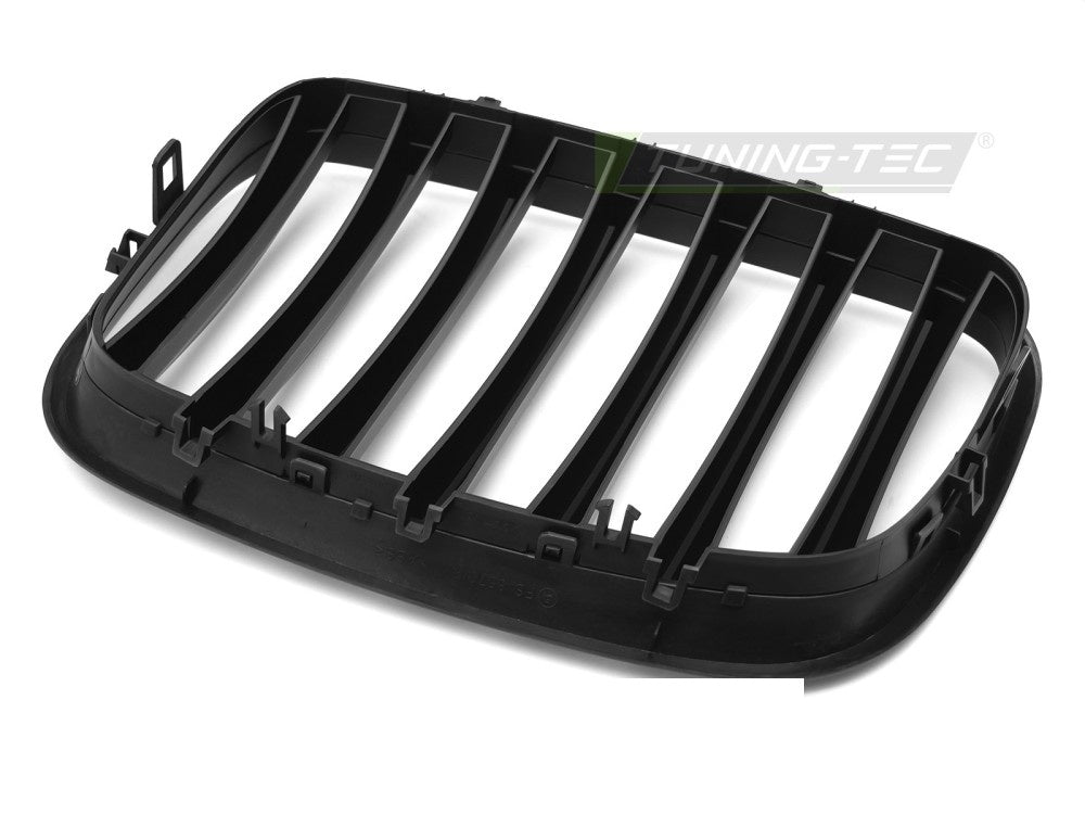 Detaljbilde av matt svart grillsett for BMW X5 E70