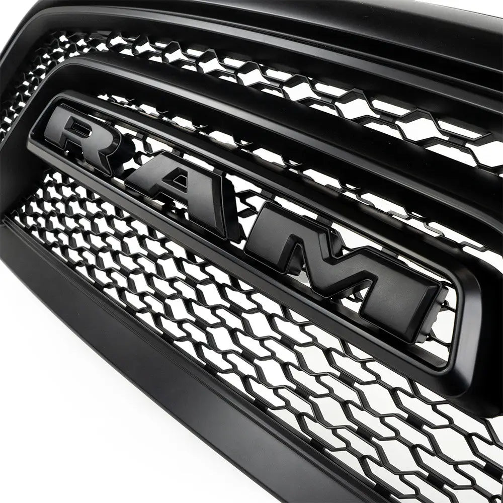 Grill med Ram-emblem i Svart Farge for Ram Rebel Ofd - Dodge Ram 1500 Ds 14-19