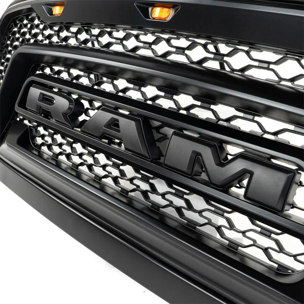 Grill med Ram-logo i Svart Färg - Dodge Ram 1500 Ds 14-19