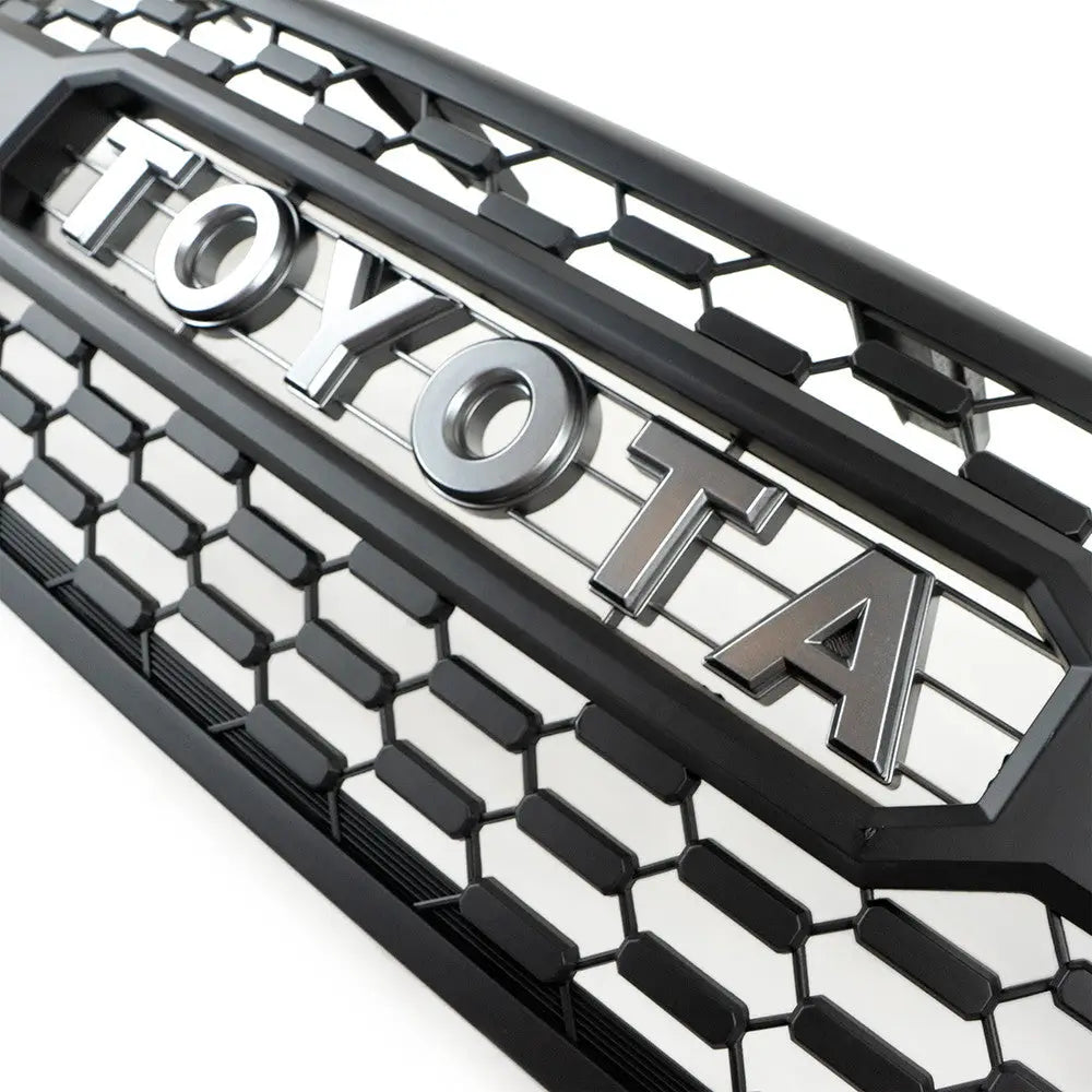 Grill med Toyota Emblem i Sølvfarge Ofd - Toyota Hilux Revo 18-20