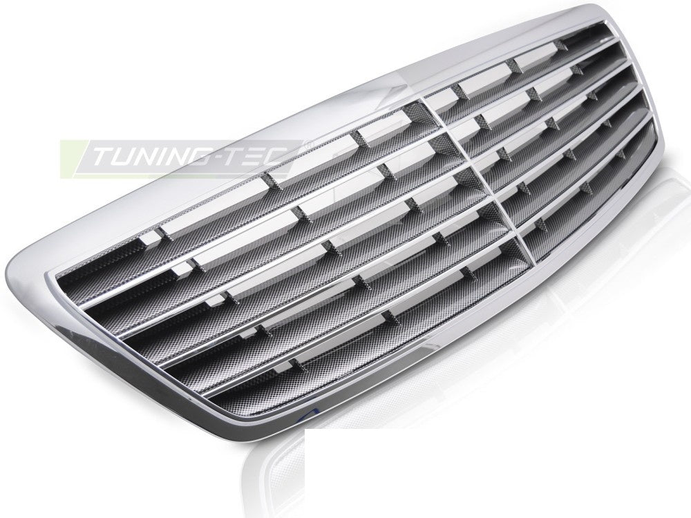 Nærbilde av krom og karbon-look detaljer på grill til Mercedes W220
