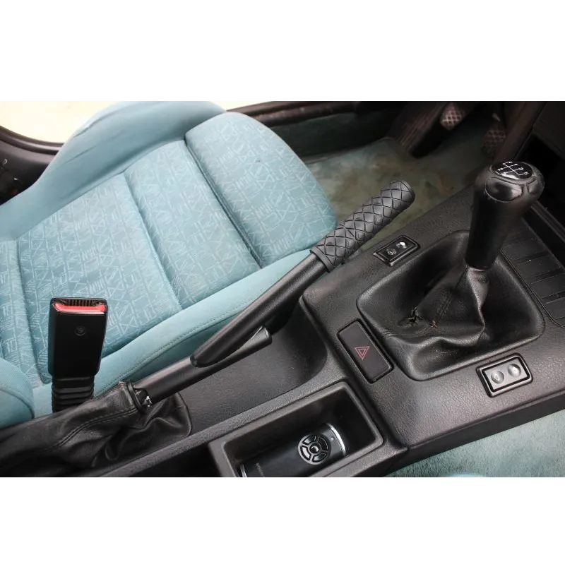 Nærbilde av BMW E36 håndbrekkadapter med monteringsdetaljer