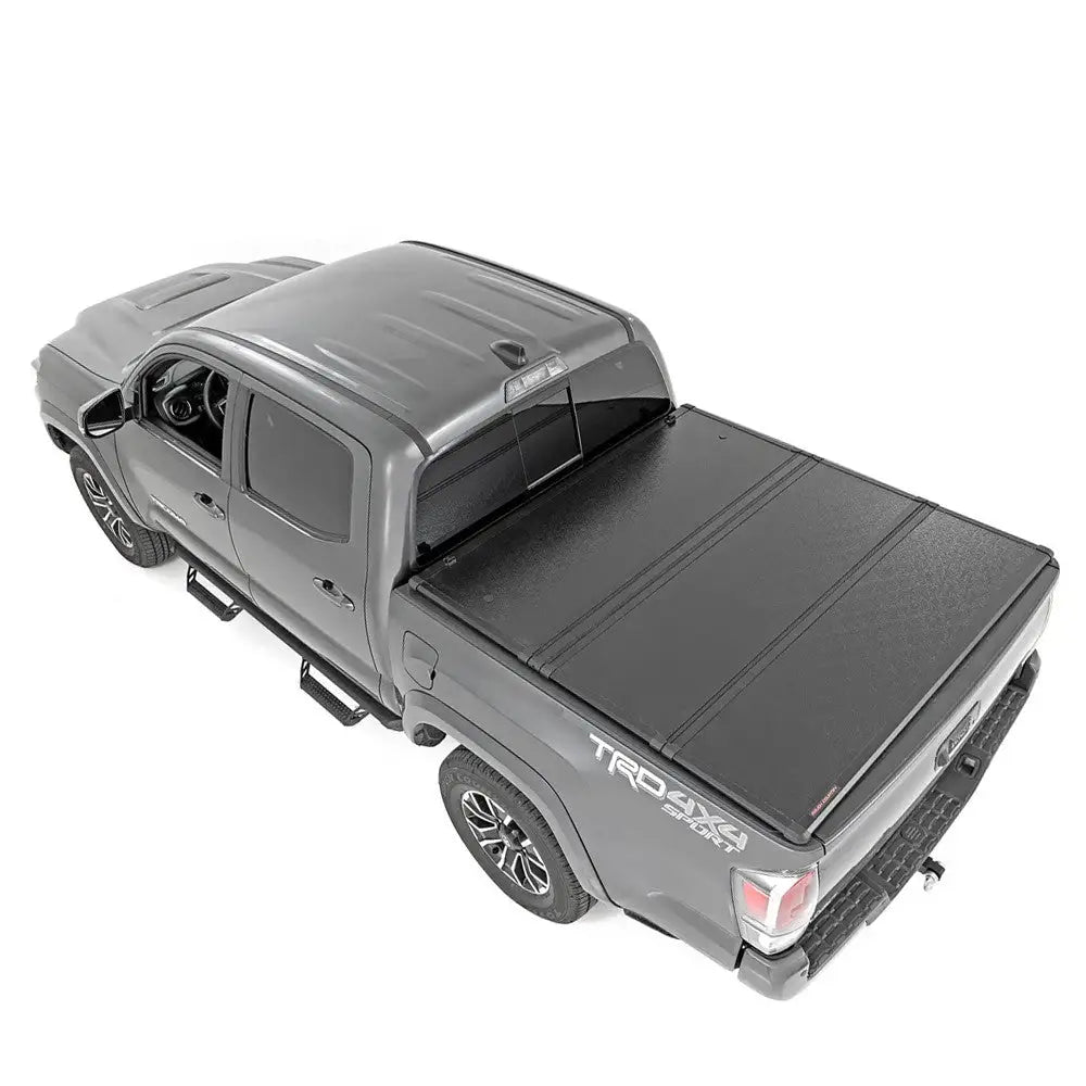 Hardt Deksel Paki Tri-fold Rough Country 5’ - Toyota Tacoma 16-23