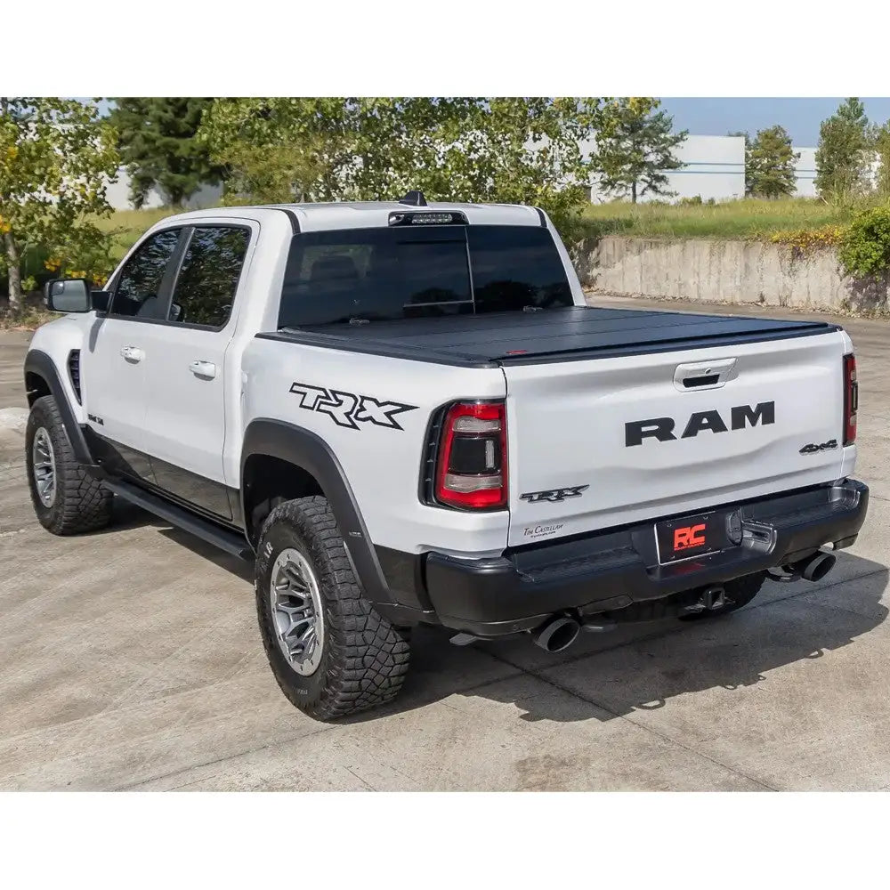 Hardt Deksel Pakken Tri-fold Flip Up Rough Country 5’7’ - Ram 1500 Dt 19-. - 26