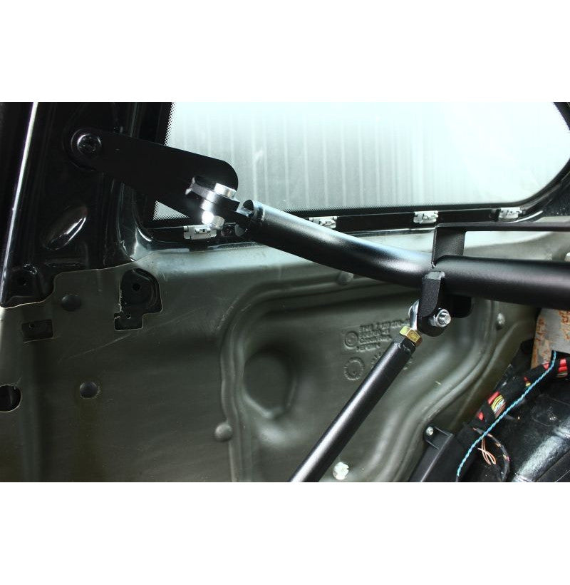 Selebøyle harness bar BMW E92 vist fra baksiden av kupéen