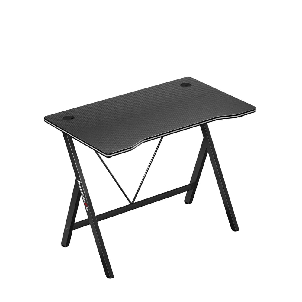 Svart bordplate med karbonbelegg på Huzaro Hero 1.4, sett ovenfra